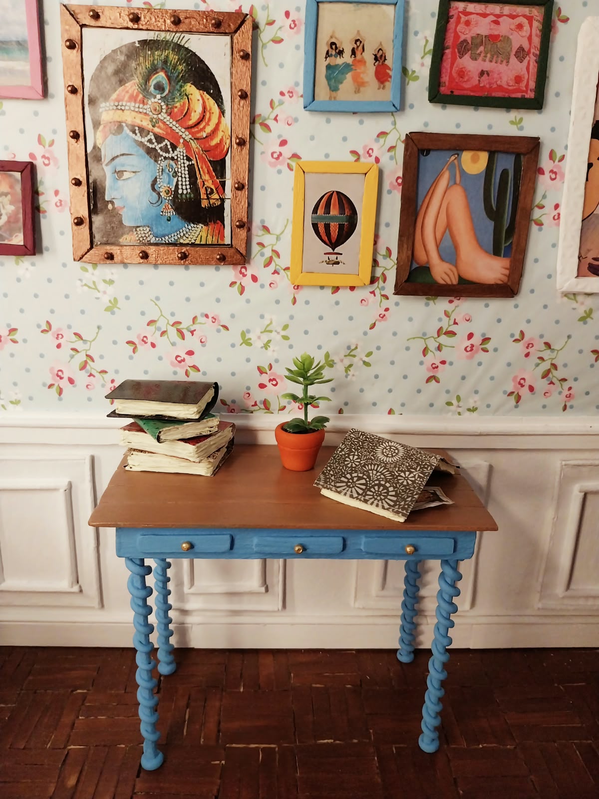 Cenário personalizado em miniatura com livros e pinacoteca